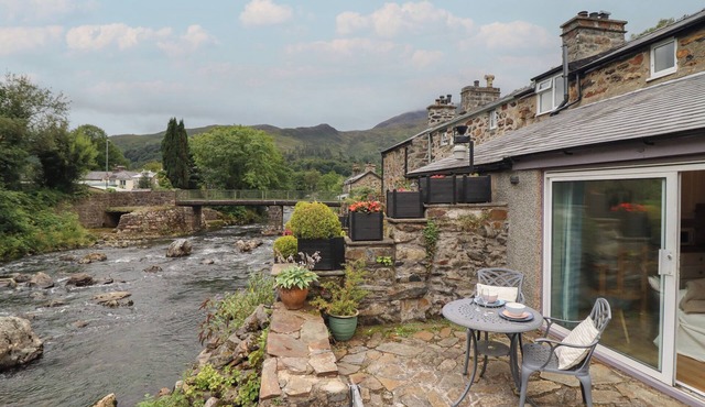 RIVERSIDE COTTAGE, pet friendly, with open fire in Beddgelert in Caernarfon