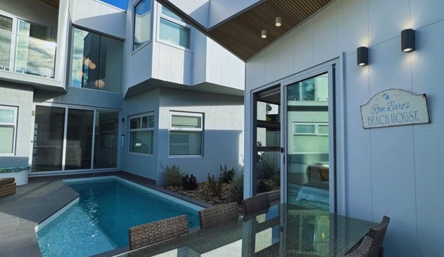 Rom Baro's Tiny Beach House - beachside studio with pool in Shellharbour Village in Shellharbour