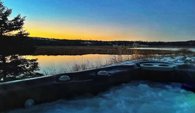 Romantic beach suite with hot tub — 7 min walk from a beautiful sandy beach! in Lawrencetown