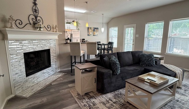 Rustic-Chic Mansfield Sports & Entertainment Retreat 3-2 Full-Access House in Mansfield