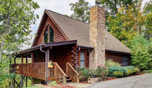 Rustic Sevierville Cabin w/Covered Porch! in Sevierville