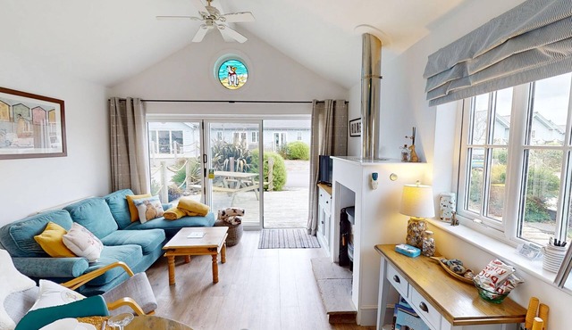 Salty Dog - a beach house that sleeps 4 guests in 2 bedrooms in Filey
