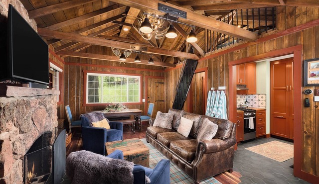 Scenic Mountain View Cabin w/Hot Tub, Loft, Fire Pit, by Forest & Peak Retreats in Green Mountain Falls