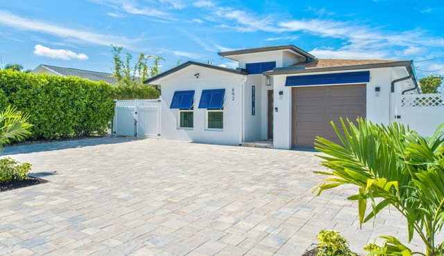 Sea Breeze Paradise - Walk to Vanderbilt Beach and Mercato, Heated Pool Home in Naples
