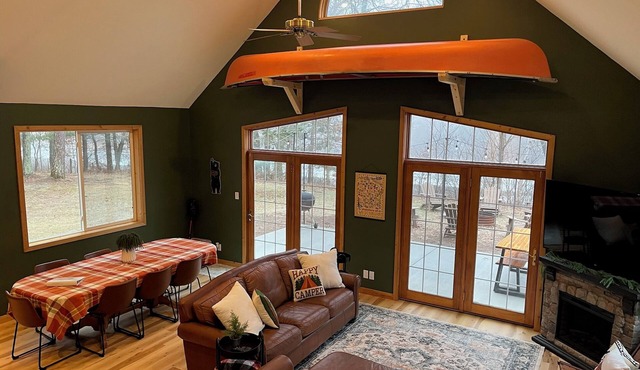 Secluded 3-bedroom cabin on the Chippewa River near Ladysmith, WI with WiFi, AC in Ladysmith