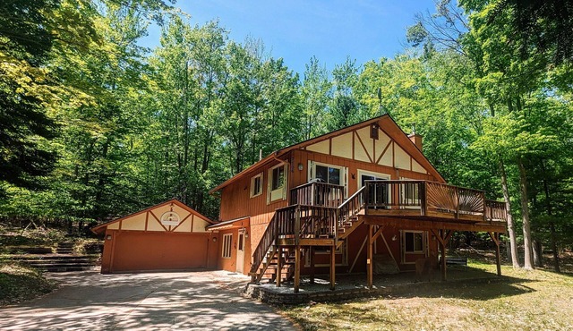 Secluded Chalet in Michaywe w/pool access. Golf + Ski/Snowmobile paradise. in Gaylord
