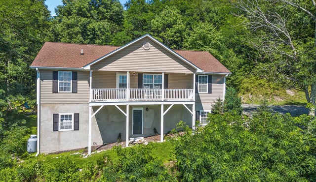 Seven Devils Sunrise - Updated home with mountain views, gas firetable, & game room! in Seven Devils