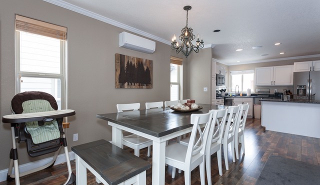 SKI IN/OUT, HOT TUB. 4 Bed 4.5 bath, 3 Kings, sleeps 20! 45 min to Glacier. in Whitefish