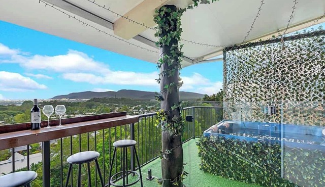 Sky High Peaceful Jacuzzi Panorama in Bayview Heights