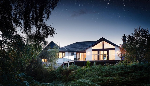sleeps 6 in 1 double bedroom, 1 twin (or superking), 1 full size bunk bed. in Aviemore