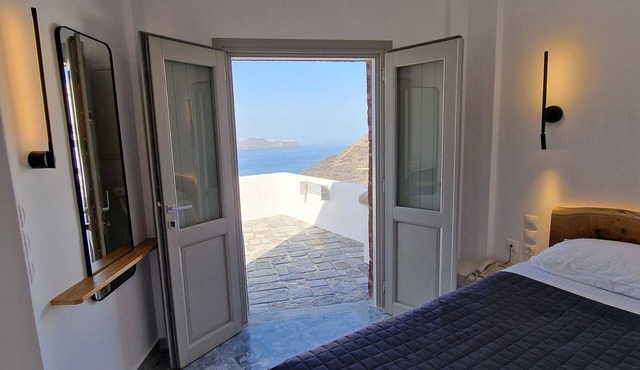Smaro Studios in Santorini