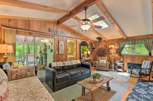 Smoky Mtn Cottage on Creek w/Lanai & Forest Views in Franklin