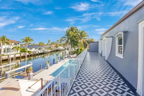 Solara: Waterfront Estate, Pool, Dock, Private Guest Suite in Lighthouse Point