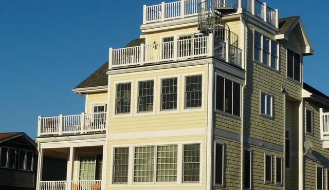 SOUTH BB-CANAL FRONT Walk to Beach-6 BR 7 BA sleeps 16-Pet Friendly Home in Bethany Beach