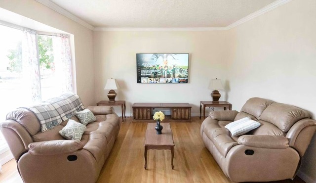 Spacious 6BR Home 4 Mins to Downtown in Calgary