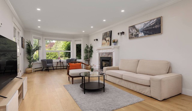 Spacious 6BR Home Near DT and 15 mins to YVR in Vancouver