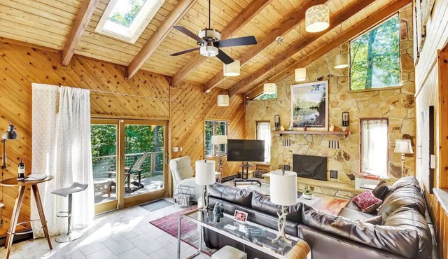 Spacious "Design Lodge" In Woods - Bushkill in Bushkill
