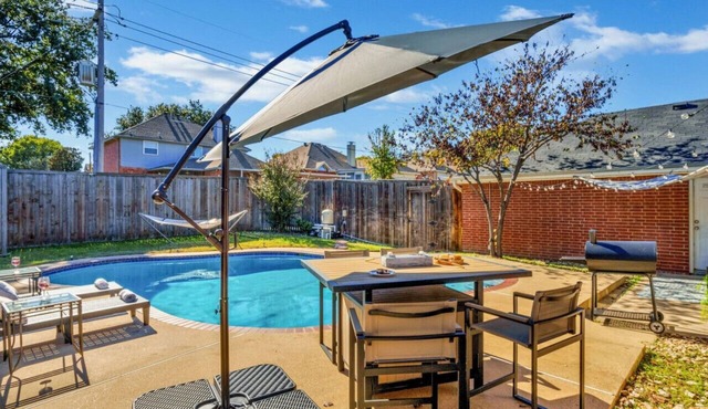 Splash & Play Hideaway: Pool House + Game Room/Gym in Lewisville