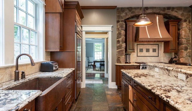 Stately, Pet-friendly luxury home with pool table and WiFi in Hot Springs