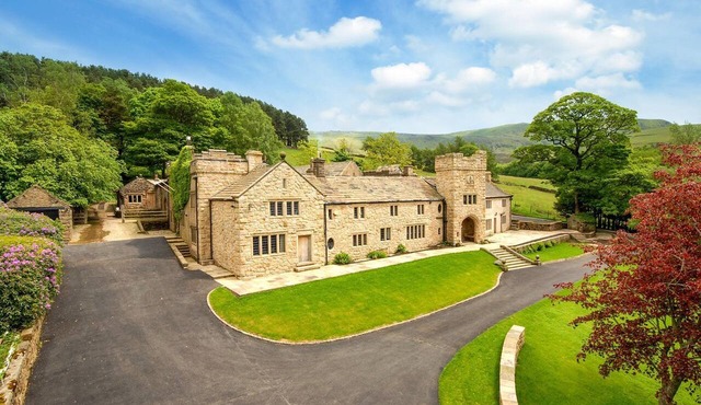 Stonegate Castle - Eleven Bedroom Castle, Sleeps 26 in Hayfield