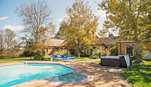 Stunning House with Private Pool and Hot Tub on Rural Estate in Castleton