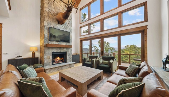 Stunning Mountain Retreat with Views & Hot Tub in Banner Elk