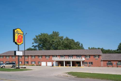 Super 8 by Wyndham Sheldon in Sheldon