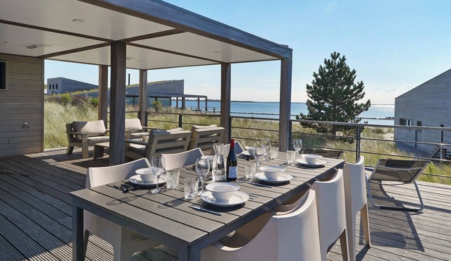 The 4 person Villa Super VIP features a luxurious and comfortably furnished interior, terrace with views over the water, perfect with children. in Ouddorp
