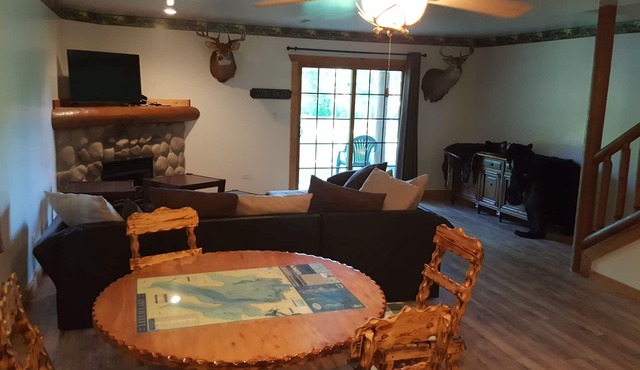 The Bear Den Peaceful and Comfortable Animal and Hummingbird Viewing in UTICA