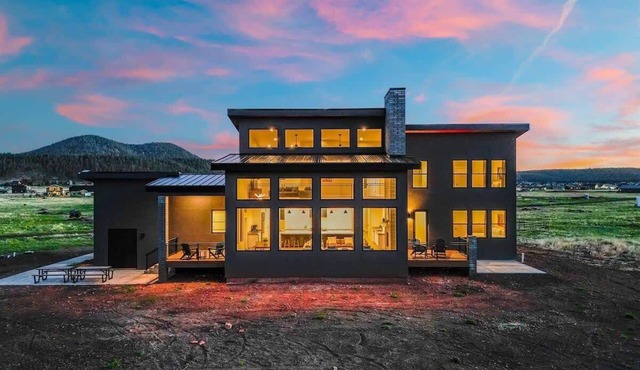 The Bluebird Flagstaff, Jacuzzi, Sleeps 26 in Flagstaff