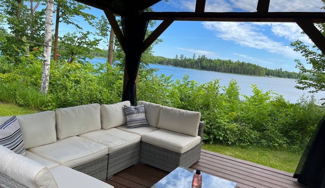 The Cabin on Baby Lake: Charming Log Cabin Getaway in Hackensack