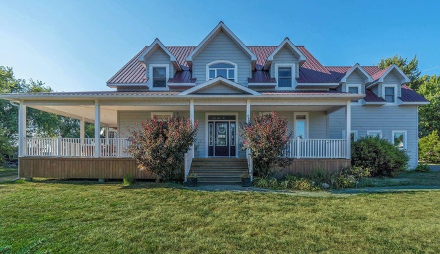 The County Lakehouse - Waterfront w Hot Tub in Prince Edward