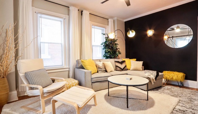 The Downtown Bee: Cozy & charming escape steps from Main Street Bethlehem! in Bethlehem