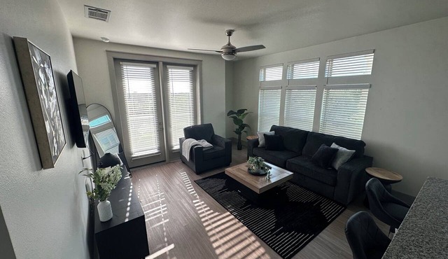 The Golden Hour Loft, a 2bed 2bath apartment in the heart of Addison. in Addison