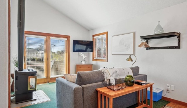The Harrison Inn Blue Sky Suite - New Listing! in Cannon Beach