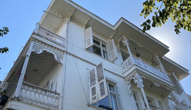 The historical building will make you fall in love with the island in Istanbul