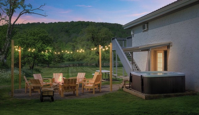 The Hog Mountain Chalet Hot Tub Near Belleayre in Fleischmanns