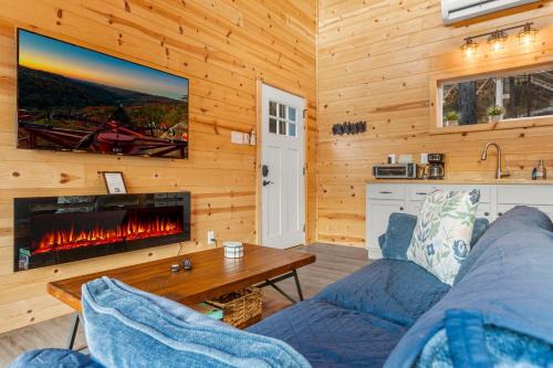 The Hummingbird - Mountaintop Cabin with Hot Tub in Stanton