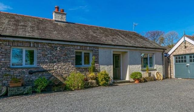 Two Acres- Spacious, delightful, pet free bungalow in Levens