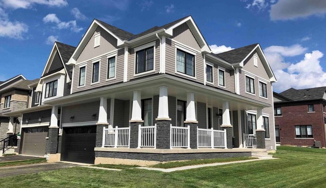 Two Adjacent Modern Homes in West Niagara Sleep 16 in Thorold