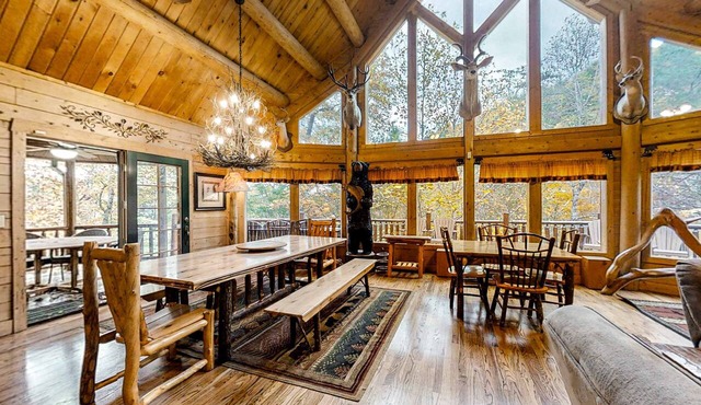 Upscale Cabin W Hot Tub, Sleeps 22・Game Room・Pool in Sevierville
