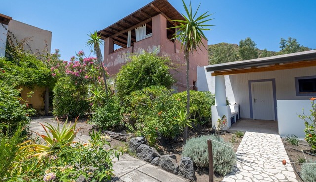 Vacation Home "Jerà D72 Vista Mare" with Sea View, Private Terrace & Wi-Fi in Vulcano