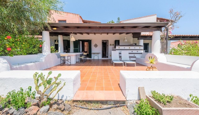 Villa 'Anna Maria' with Sea View, Private Terrace and Wi-Fi in Vulcano