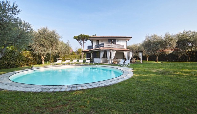 Villa "Grazia" with Wi-Fi, Garden, Terrace, Pool Gym & Sauna in manerba