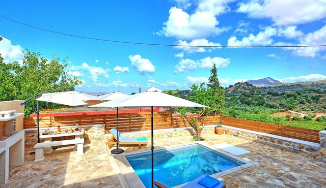 Villa Vicilla – Inland Crete vacation villa with pool, Greece in Embrósneros