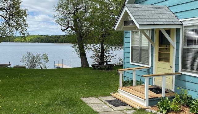 Waterfront Cozy Cottage heart of Waupoos Prince Edward County in Prince Edward