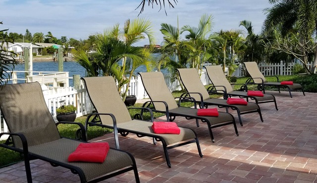 Waterfront Luxury Oasis - Steps to Beach - Kayaks, Private Dock & Patio 🏖 in Indian Rocks Beach