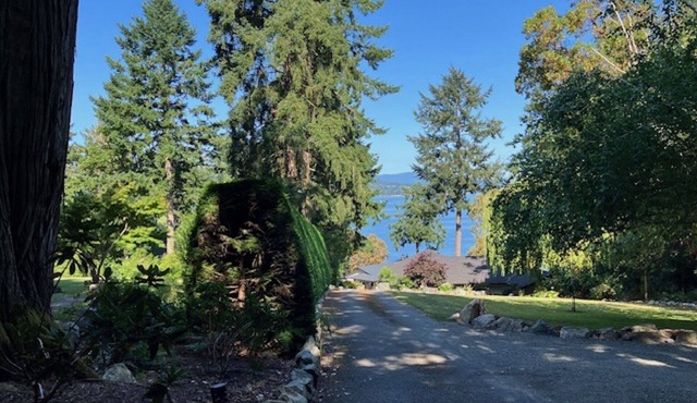 West facing Oceanfront cottage, 1 bedroom ; 4 kms from Victoria Int. Airport in North Saanich