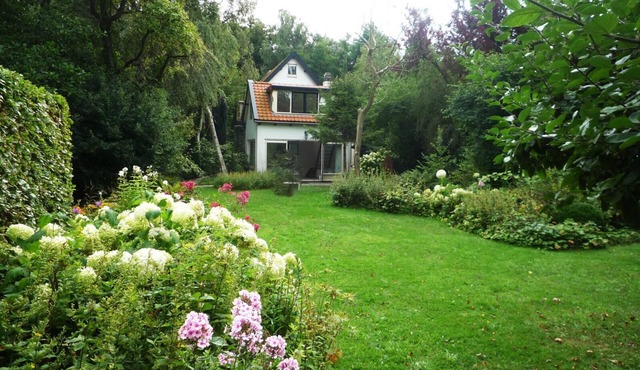 Whispering Woods - Three Bedroom Cottage, Sleeps 4 in Heiloo