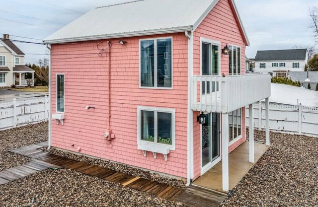 Pine Point Beach Home| Fire Pit| Walk To Beach in Scarborough